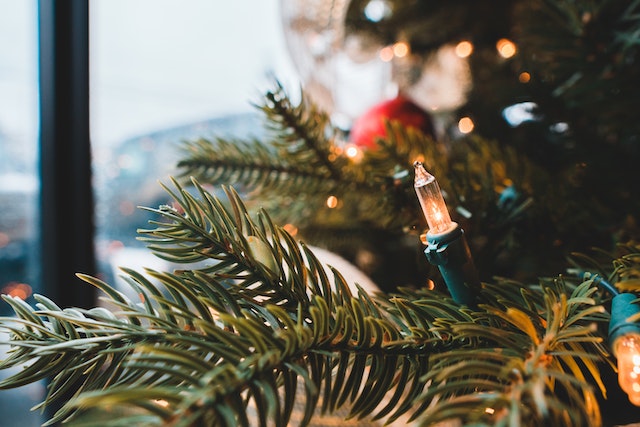 artificial-christmas-trees-making-the-perfect-bow