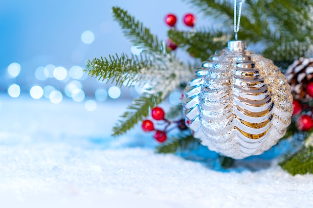 flocked-christmas-trees-keeping-this-looking-fresh