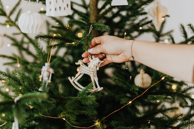 decorating-ideas-for-flocked-artificial-christmas-trees