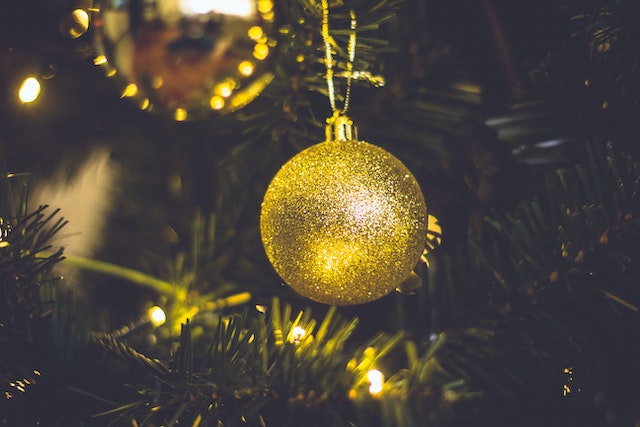best-artificial-christmas-trees-2022-a-white-christmas-theme