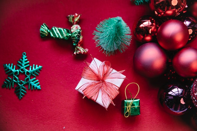 adding-height-and-joy-to-your-home-with-a-7-foot-artificial-christmas-tree